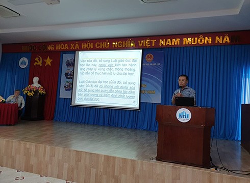 Phó Giáo sư Trần Mai Ước phát biểu tại hội thảo ở Trường Đại học Nha Trang ngày 25/10 (ảnh: P.L)
