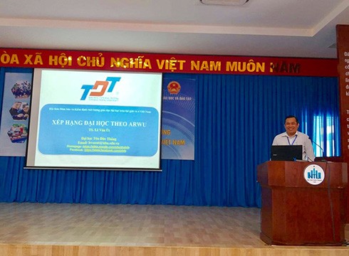 Tiến sĩ Lê Văn Út trình bày tại hội thảo ở Trường Đại học Nha Trang hôm 25/10 (ảnh: CTV)