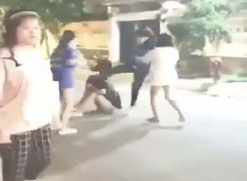 Em nữ sinh bị nhóm bạn đánh ngoài đường ở phường 17 - quận Gò Vấp (ảnh cắt từ video clip)