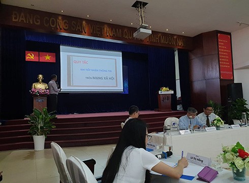 Tiến sĩ Lê Hoàng Việt Lâm phát biểu tại buổi tọa đàm về mạng xã hội được tổ chức vào ngày 29/10 (ảnh: P.L)