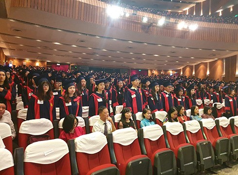 Các tân cử nhân của Trường Đại học HUFLIT trong lễ tốt nghiệp (ảnh: P.L)
