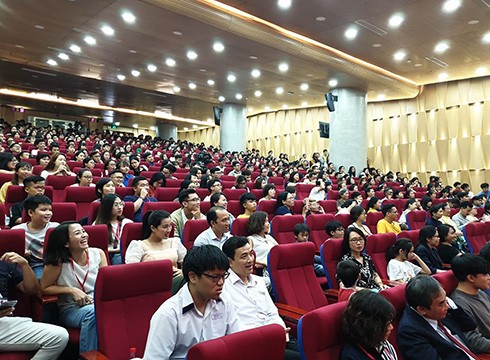 Học sinh, sinh viên Thành phố Hồ Chí Minh hào hứng giao lưu với các Siêu trí tuệ Việt Nam (ảnh: P.L)