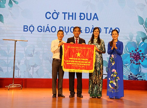 Trường Đại học Quốc tế Hồng Bàng nhận cờ thi đua đơn vị xuất sắc của Bộ giáo dục và Đào tạo (ảnh: HIU)
