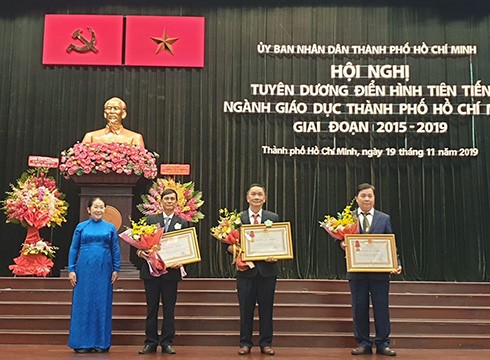 3 cá nhân xuất sắc của ngành giáo dục Thành phố Hồ Chí Minh đón nhận Huân chương lao động hạng 3 (ảnh: P.L)