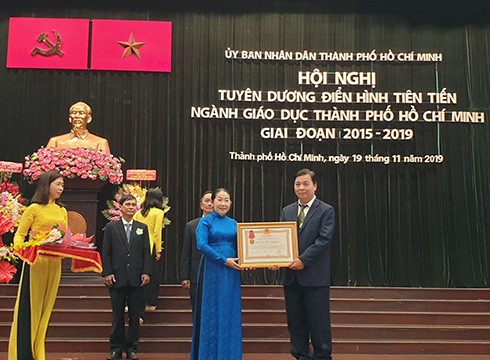 Nguyên Phó Hiệu trưởng Trường Marie Curie - thầy Trần Hữu Hòa đón nhận Huân chương lao động hạng 3 (ảnh: P.L)