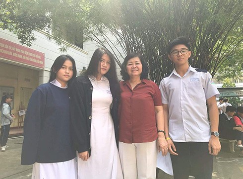 Cô Trị Tổng giám thị và những học sinh thân thương của Trường Bùi Thị Xuân, quận 1 (Ảnh: P.L)