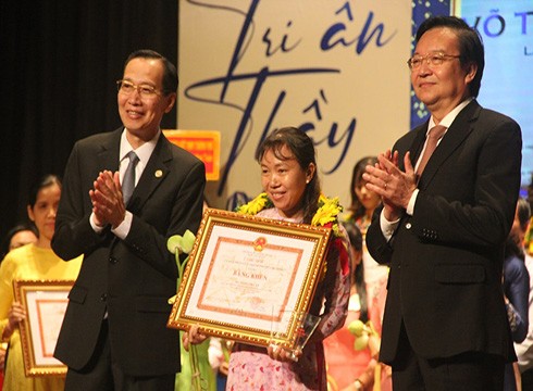 Ông Lê Thanh Liêm (trái) trao giải thưởng Võ Trường Toản cho các cá nhân xuất sắc của ngành giáo dục (ảnh: P.L)