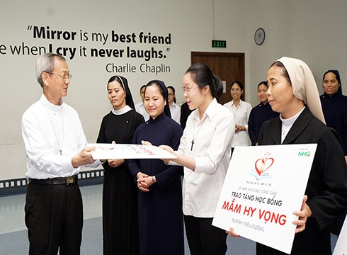 Tân Chủ tịch Ủy ban Giáo dục Công giáo Việt Nam trao học bổng cho 27 nữ tu (ảnh: NHG)