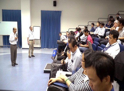 Giáo sư Hồ Tú Bảo phát biểu tại hội nghị hôm 21/11 (ảnh: HSU)