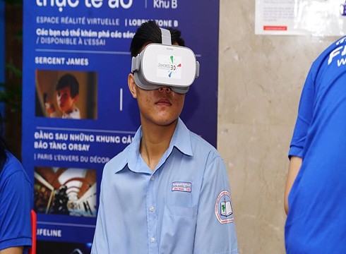 Học sinh phổ thông Thành phố Hồ Chí Minh trải nghiệm kính thực tế ảo VR (Ảnh: HSU)