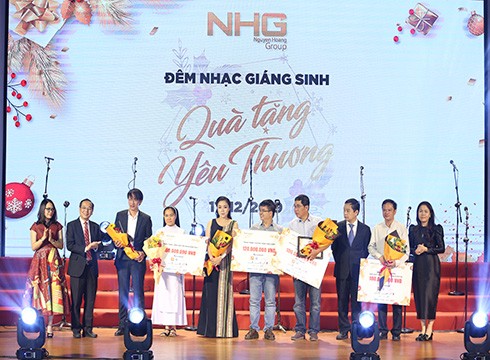 Đại diện NHG trao tặng hơn 600 triệu đồng từ thiện cho các tổ chức (ảnh: NHG)
