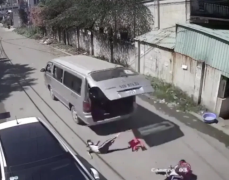 Xe đưa đón học sinh làm rơi học sinh xuống đường ở Đồng Nai (ảnh cắt từ video clip)