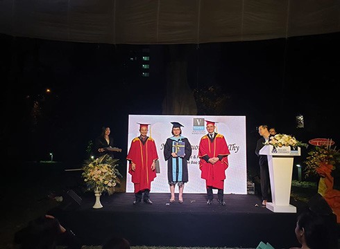 Trao bằng tốt nghiệp cho các sinh viên học chương trình Vatel của Trường Đại học Hoa Sen (ảnh: P.L)