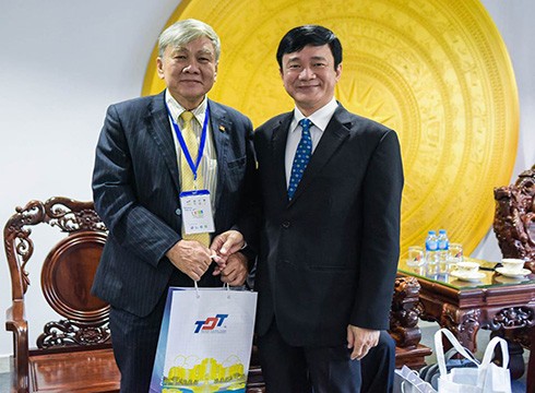 Giáo sư LêVinh Danh - Hiệu trưởng (phải) và đại biểu tham dự Hội thảo Quốc tế về Khoa học Thể thao (ảnh: TDTU)