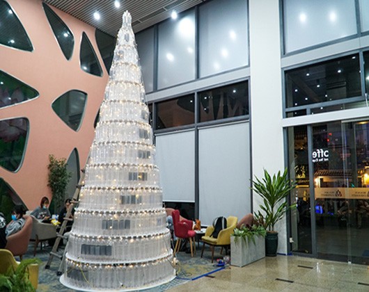 Ấn tượng cây thông Noel cao 4,5m làm từ gần 1.000 chai nước nhựa 1,5 lít (ảnh: HSU)