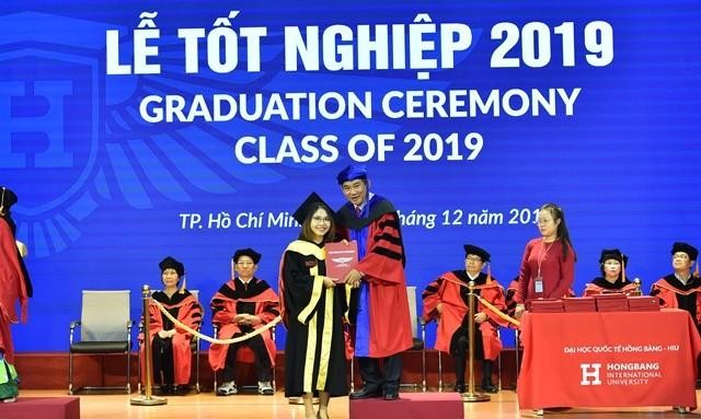 Phó Giáo sư Hồ Thanh Phong - Hiệu trưởng trao bằng tốt nghiệp cho các tân cử nhân (ảnh: HIU)