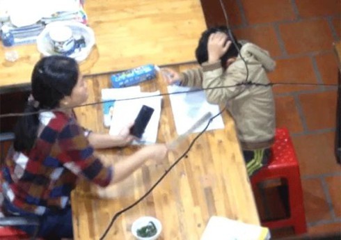 Một hành động có dấu hiệu bạo lực của người đứng lớp ở cơ sở dạy kèm tại Ninh Thuận (ảnh: infonet)