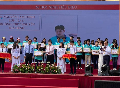 Tuyên dương học sinh tiêu biểu tại cụm trại do Trường trung học phổ thông Nguyễn Thượng Hiền tổ chức (ảnh: LHA)