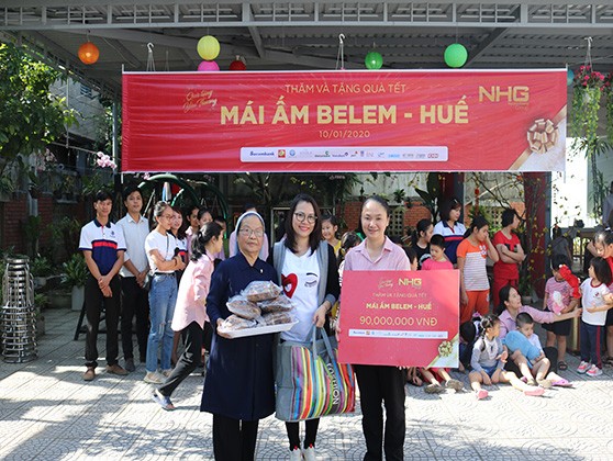 Học sinh UK Academy và đại diện NHG trao tặng tiền, quà cho Mái ấm Belem, Thừa Thiên Huế (ảnh: NHG)