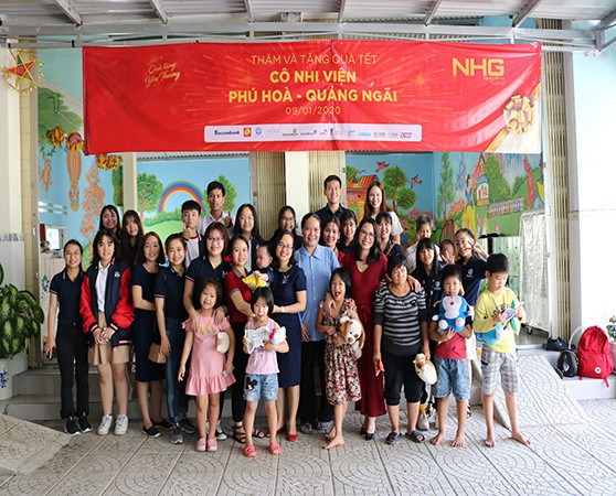 Học sinh, giáo viên IEC Quảng Ngãi và đại diện NHG đến thăm, trao tiền và quà cho Cô nhi viện Phú Hòa (ảnh: NHG)