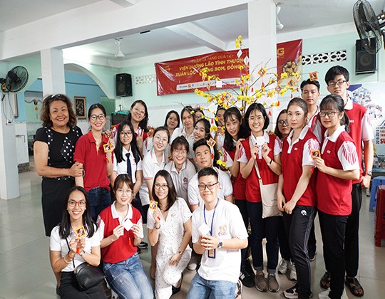 Học sinh, sinh viên các trường thuộc NHG trao tặng tiền, quà tết cho Viện Dưỡng lão tình thương Xuân Lộc (ảnh: NHG)