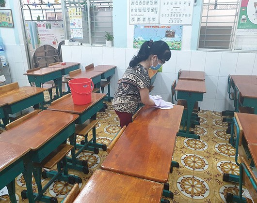 Nhân viên Trường Lạc Long Quân lau chùi bàn ghế sạch sẽ, sát khuẩn trong cơn dịch virus Corona (ảnh: P.L)