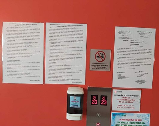 Các thông báo, kiến thức phòng chống virus Corona được dán bên ngoài mọi thang máy của trường (ảnh: CTV)