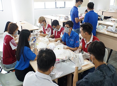 Sinh viên Trường Hồng Bàng tự sản xuất 1.000 khẩu trang y tế (ảnh: CTV)