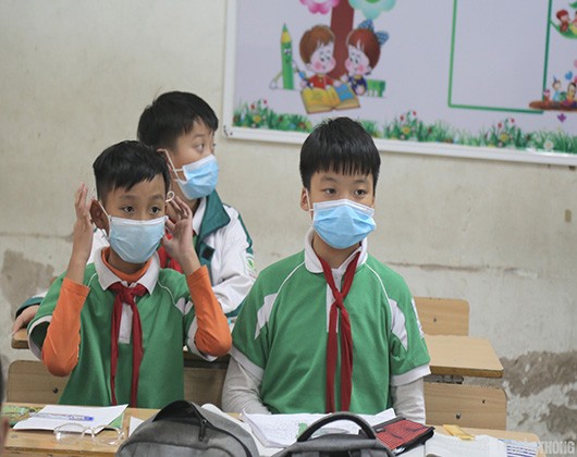 Học sinh đeo khẩu trang khi đến lớp học phòng chống virus Corona (ảnh minh họa: Báo Giao thông)