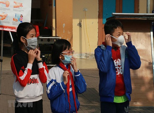 Học sinh đeo khẩu trang khi đến trường chống virus Corona (ảnh minh họa: TTXVN)