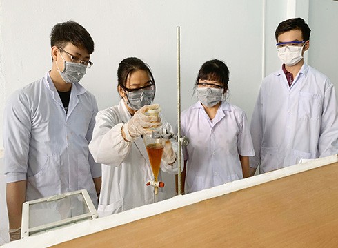 Nhóm tác giả đang nghiên cứu trong phòng thí nghiệm (ảnh: BVU)