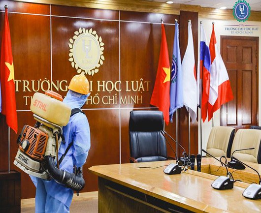 Phun thuốc khử trùng, sát khuẩn tại Trường Đại học Luật Thành phố Hồ Chí Minh (ảnh: hcmulaw.edu.vn)