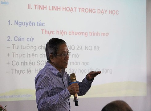 Giáo sư Nguyễn Minh Thuyết chia sẻ ý kiến tại buổi hội thảo (ảnh: NHG)