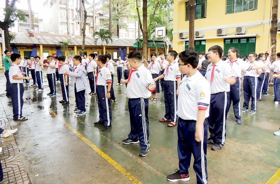 Học sinh trường Trung học cơ sở Hồng Bàng, quận 5, thành phố Hồ Chí Minh trong giờ thể dục, ảnh minh họa: Báo Sài Gòn giải phóng.