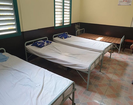 Phòng y tế với 3 giường nằm cách ly của học sinh nhà trường khi có dấu hiệu bệnh (ảnh: P.L)
