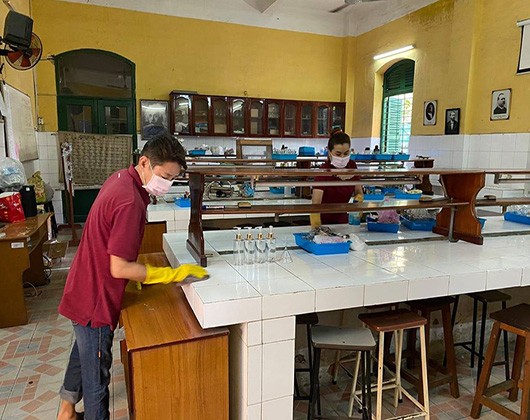Giáo viên, nhân viên Trường Trưng Vương lau chùi sạch sẽ phòng thí nghiệm của nhà trường (ảnh: P.L)