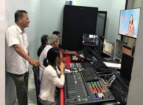 Ghi hình giáo viên của tỉnh Đồng Nai ôn tập kiến thức cho học sinh qua truyền hình (ảnh: dongnai.edu.vn)