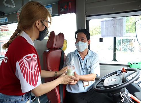 Trao tặng nước rửa tay sát khuẩn cho tài xế, tiếp viên xe buýt (ảnh: HIU)