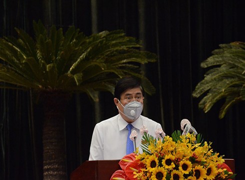 Chủ tịch Nguyễn Thành Phong báo cáo về công tác phòng chống dịch bệnh Covid-19 của thành phố (ảnh: TTBC)