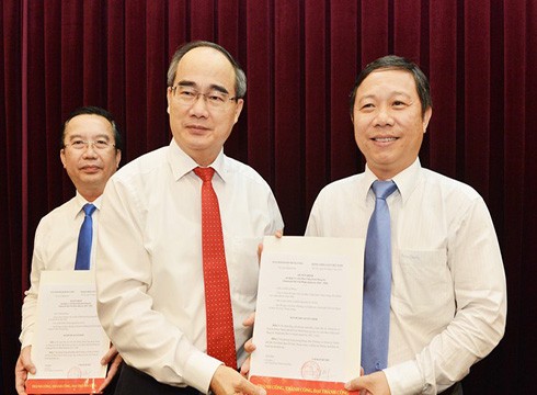 Phó Giáo sư Dương Anh Đức (phải) là tân Phó Chủ tịch Ủy ban nhân dân Thành phố Hồ Chí Minh (ảnh: tienphong.vn)