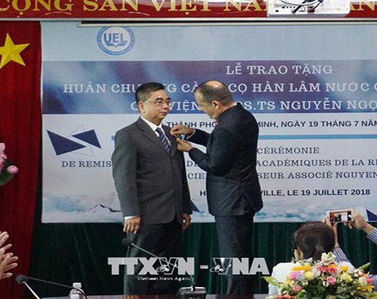 Phó Giáo sư Nguyễn Ngọc Điện khi nhận Huân chương Cành cọ hàn lâm của Pháp (ảnh: TTXVN)