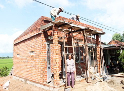 Huyện Gò Công Tây xây khoảng 500 căn nhà dành cho người nghèo (ảnh minh họa: Báo Khánh Hòa)