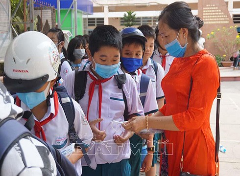 Học sinh tỉnh Cà Mau đeo khẩu trang khi đến trường (ảnh minh họa: Báo ảnh Đất Mũi)