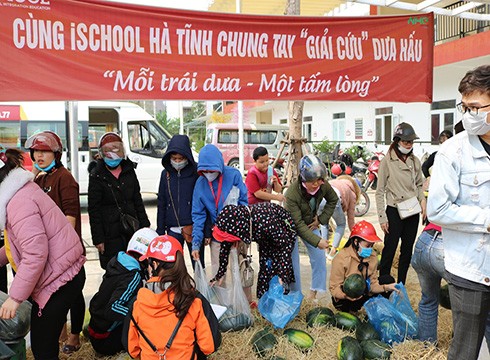 iSchool Hà Tĩnh mở điểm bán dưa, ủng hộ nông sản Việt đang gặp tình trạng rớt giá (ảnh: NHG)