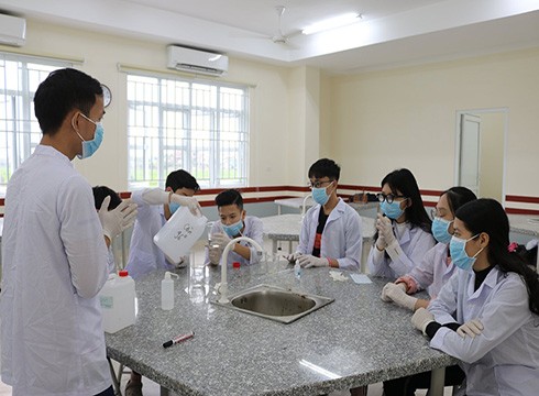 Giáo viên hướng dẫn, học sinh khối 10 của iSchool Hà Tĩnh điều chế thành công nước rửa tay Nano bạc (ảnh: NHG)