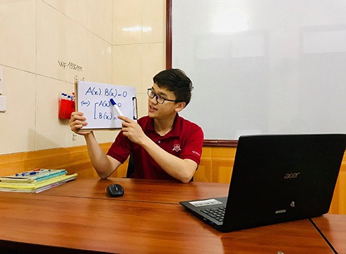 Thầy Trần Đức Quân của iSchool Hà Tĩnh trong một tiết dạy học online (ảnh: NHG)