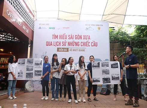 Sinh viên khoa Du lịch, Trường Hoa Sen tổ chức sự kiện tìm hiểu Sài Gòn xưa qua lịch sử những chiếc cầu (ảnh: HSU)