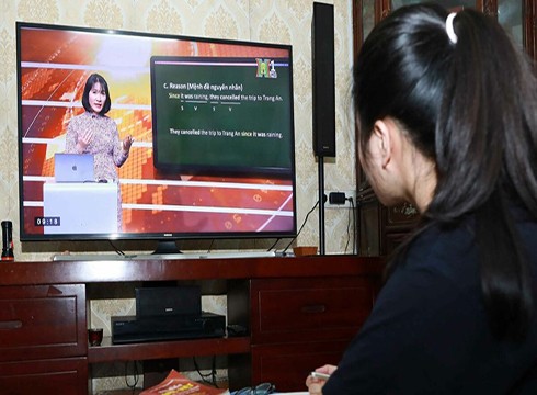 Học sinh học bài qua truyền hình (ảnh minh họa: Báo Giáo dục Thời Đại)