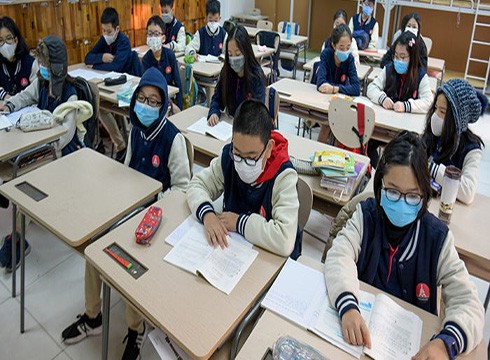 Học sinh đeo khẩu trang khi đến lớp học phòng chống virus Corona (ảnh minh họa: cuocsongantoan.vn)