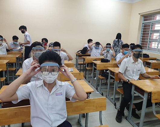 Học sinh trường Trần Quang Khải mang nón chống giọt bắn trong lớp sáng ngày 4/5 (Ảnh: P.L)